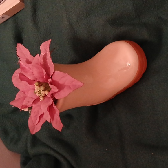 Ceramic boot flower holder with flower  design - Picture 1 of 4